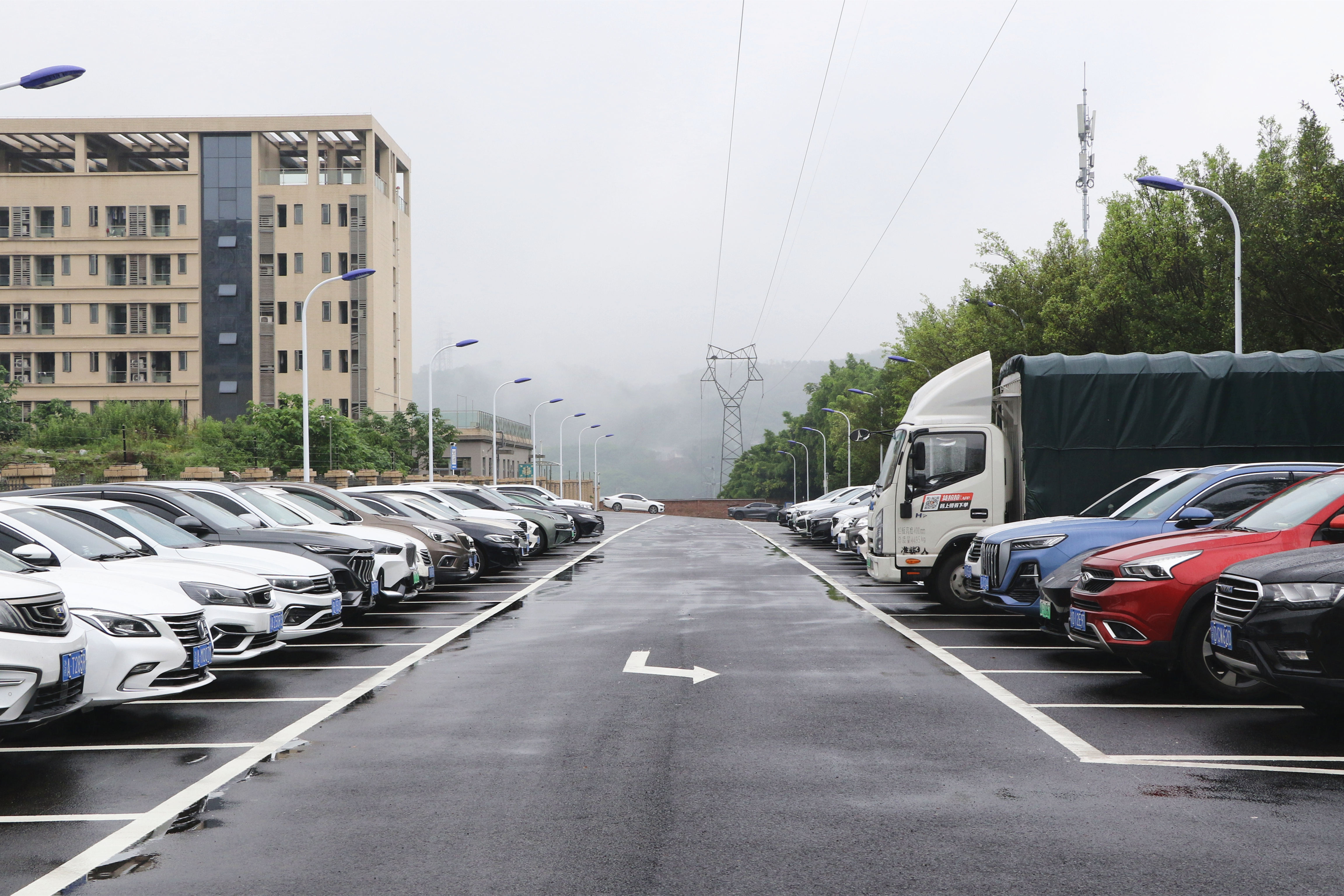 闲置地"变身停车场 翠云街道助企纾困在行动