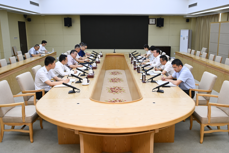 张鸿星与市财政局党组书记局长商奎一行举行会谈